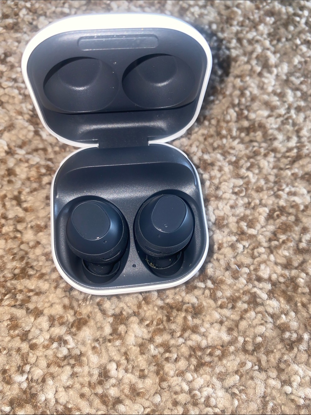 Samsung Glossy White Earbuds Charging Case